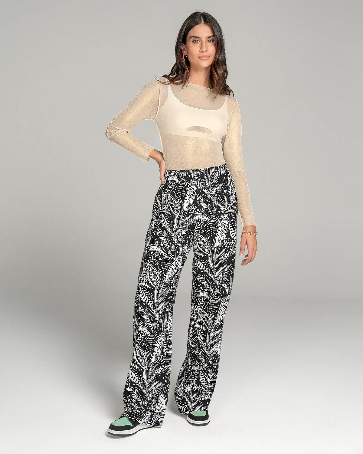 Pantalón exterior tiro alto con bota ancha